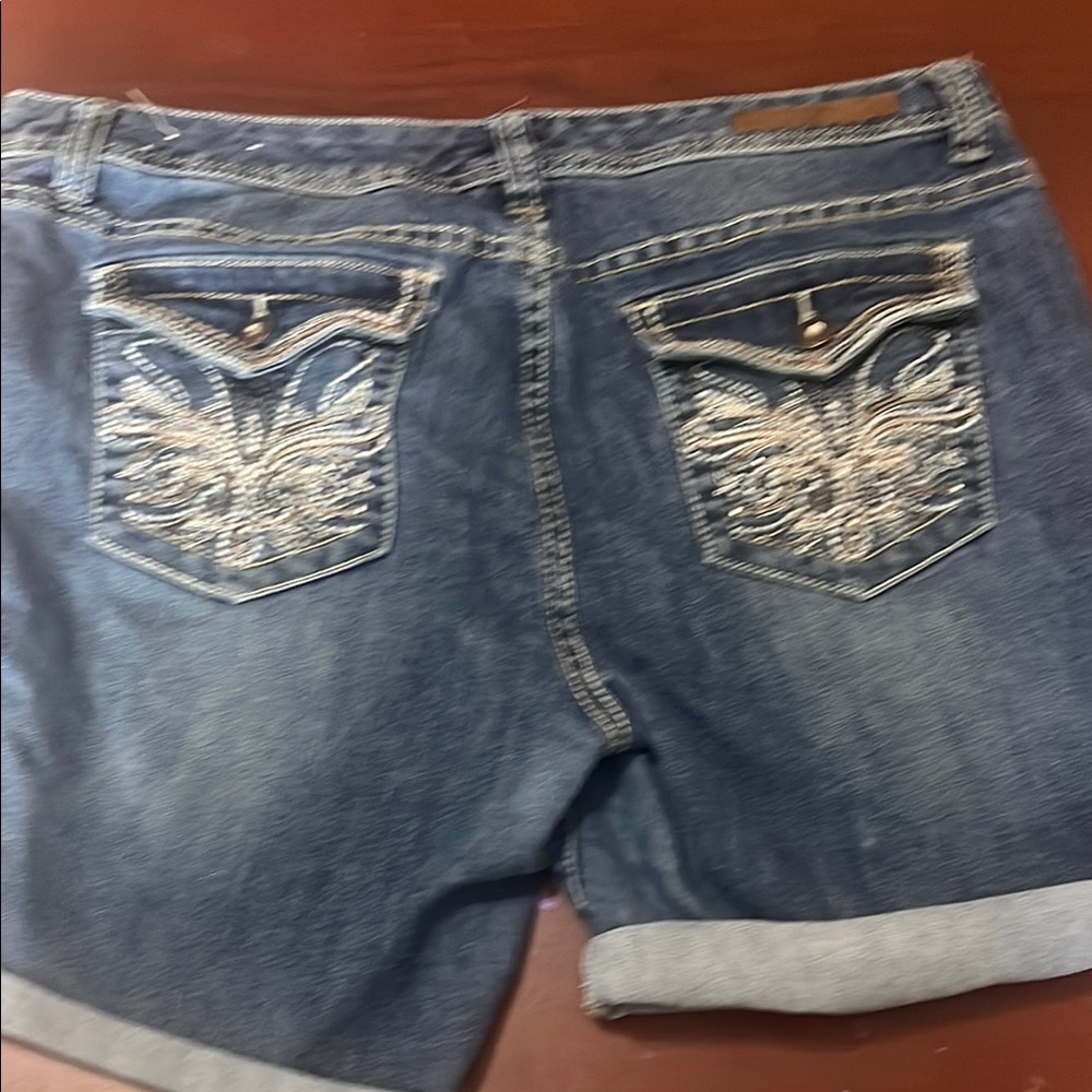 Women's Denim Shorts with Embroidered Pockets